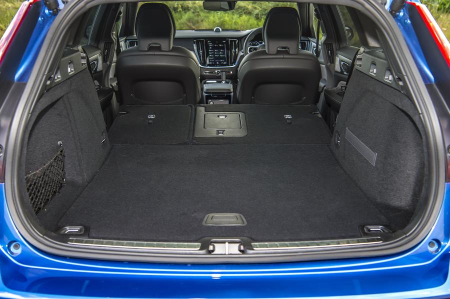 Багажник Volvo V60 T8 R-Design 2019 года  (UK) (фото 27 из 32)